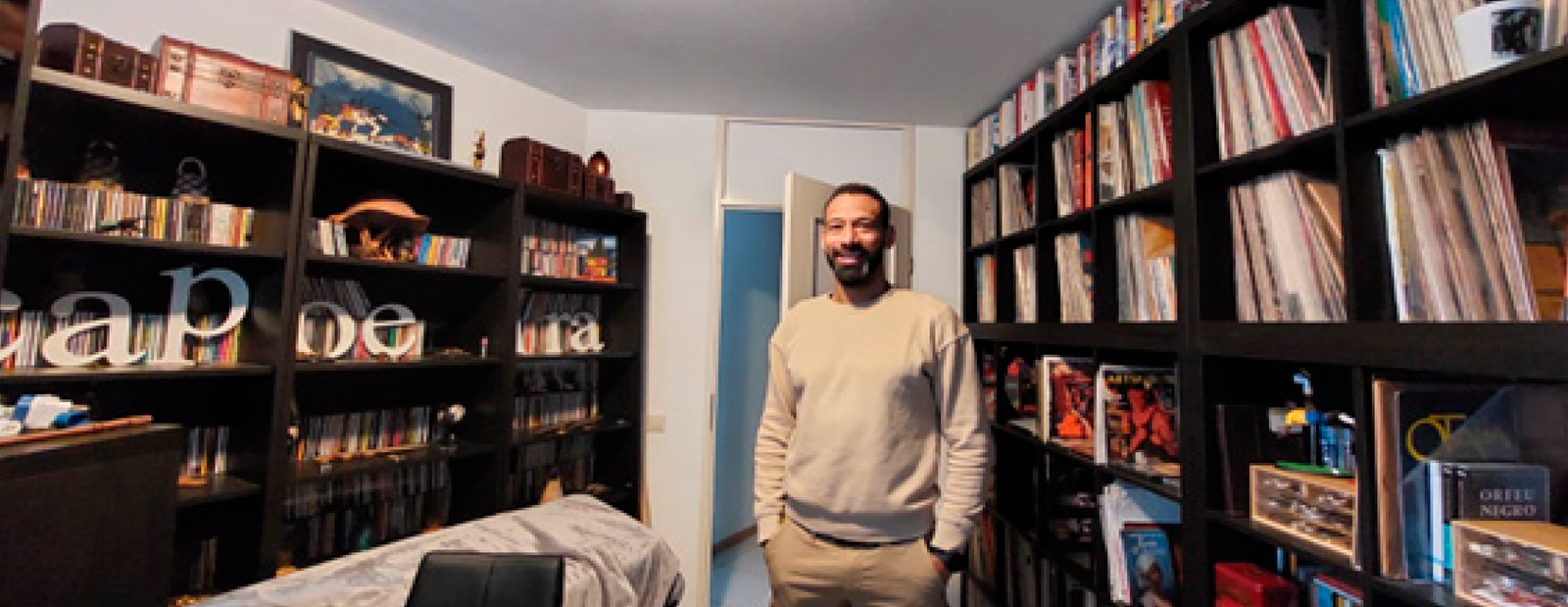 Rouxinol tocando Berimbau